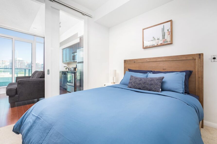 1BR Condo by Lakeshore!