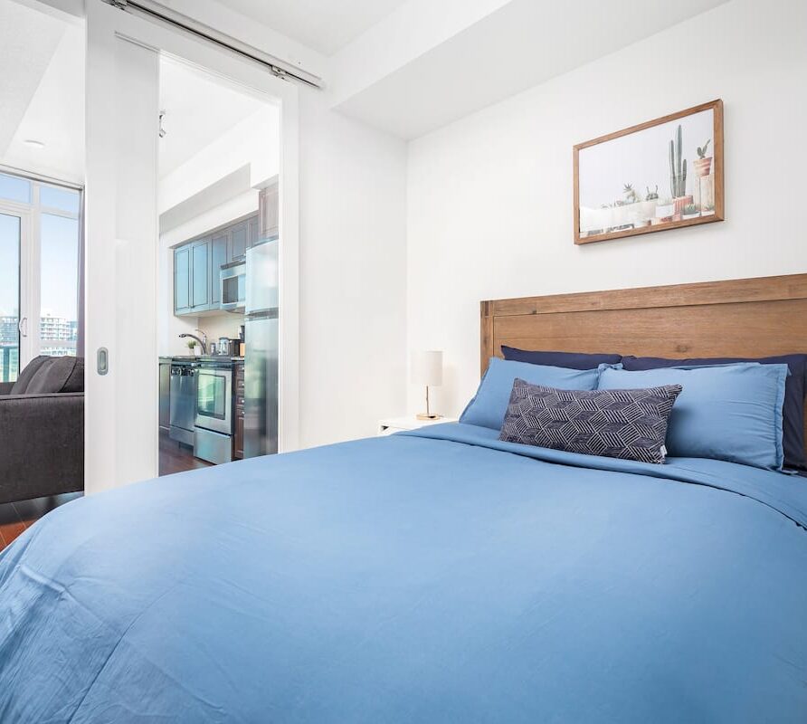 1BR Condo by Lakeshore!