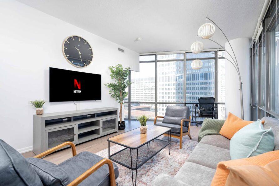 Beautiful 2BR+2BA w/4 Beds Near Yorkville/Bloor!