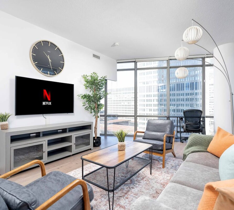 Beautiful 2BR+2BA w/4 Beds Near Yorkville/Bloor!