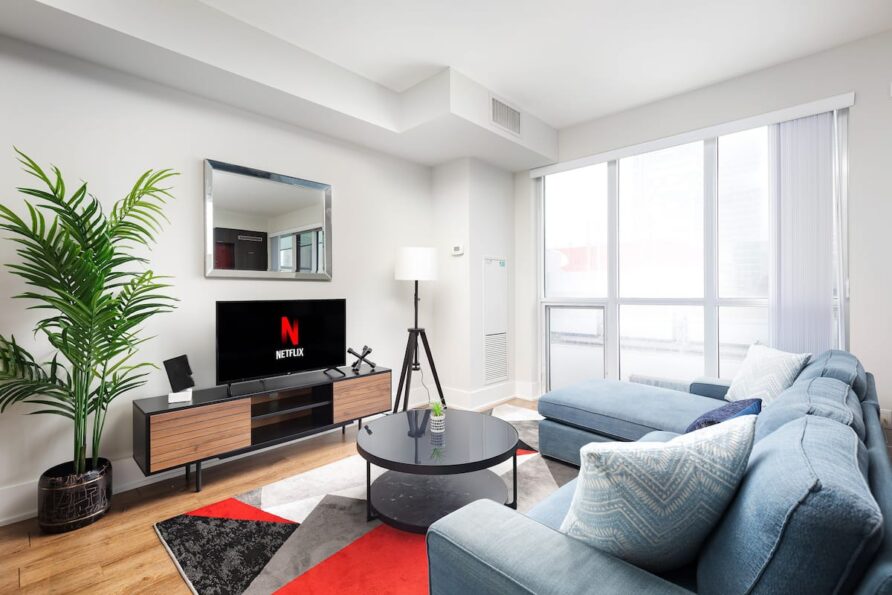 Spacious & Central Condo w/ CN Tower View & 3 Beds