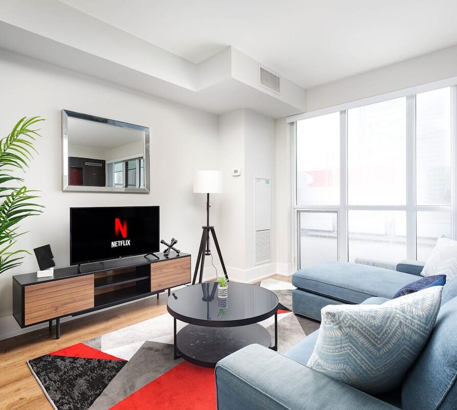 Spacious & Central Condo w/ CN Tower View & 3 Beds