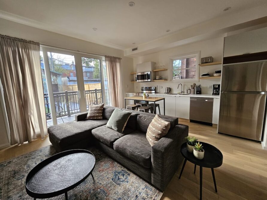 Luxury 2-Bedroom Oasis at College & Bathurst!