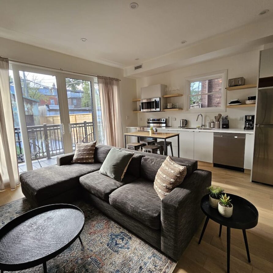 Luxury 2-Bedroom Oasis at College & Bathurst!