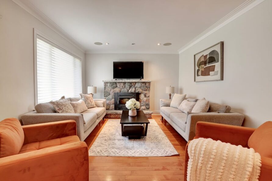 Port Credit Paradise with Cozy Interior & Waterside