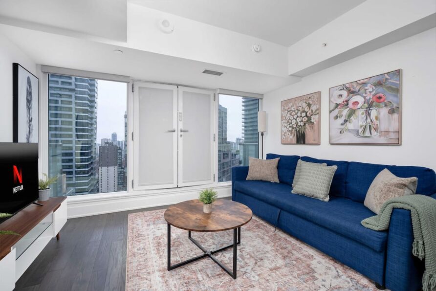 Modern 1BR Condo by Yorkville + Sofa Bed Sleeps 3!