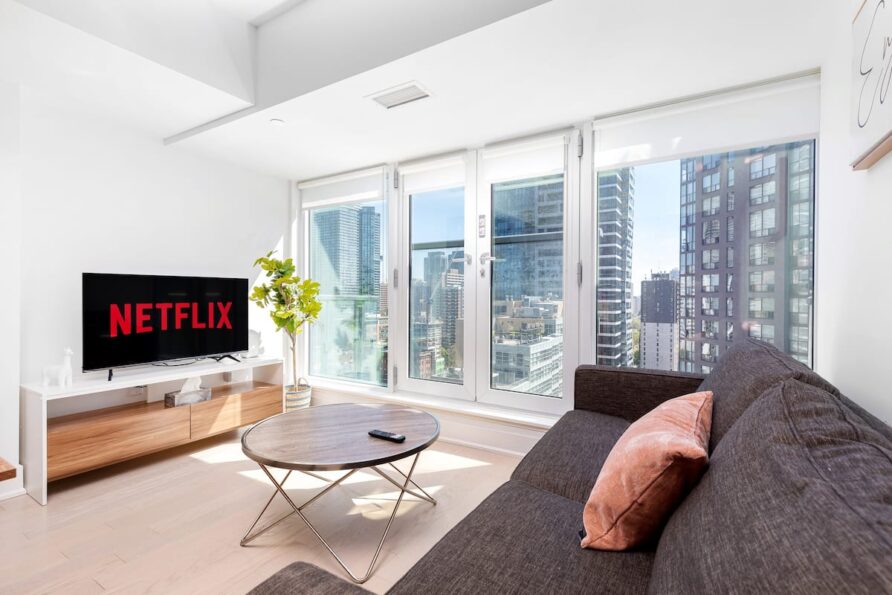 Central 1BR & Office – Downtown & 5 Mins to UofT!