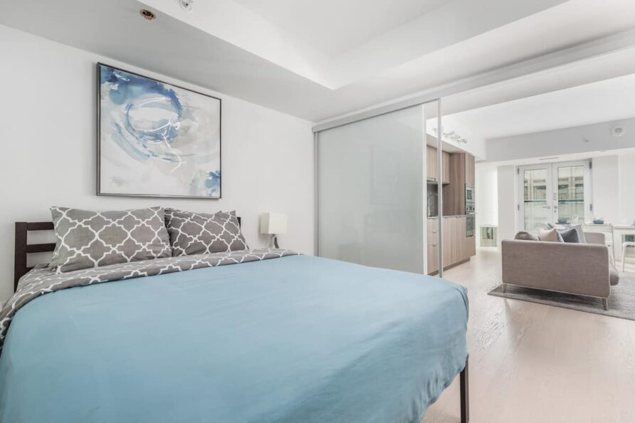 Downtown Steps from Uoft & Yorkville – Sleeps 4!