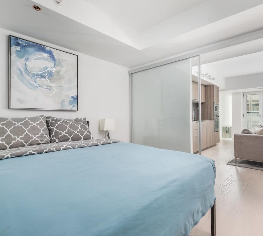 Downtown Steps from Uoft & Yorkville – Sleeps 4!