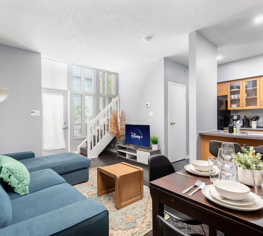 Two Story Loft w/ 2 beds close to Lakeshore!